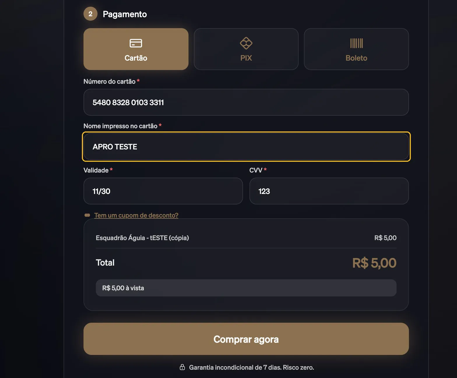 Checkout da PagZero na aba Cartão com o campo Nome impresso no cartão preenchido com APRO TESTE e destacado
